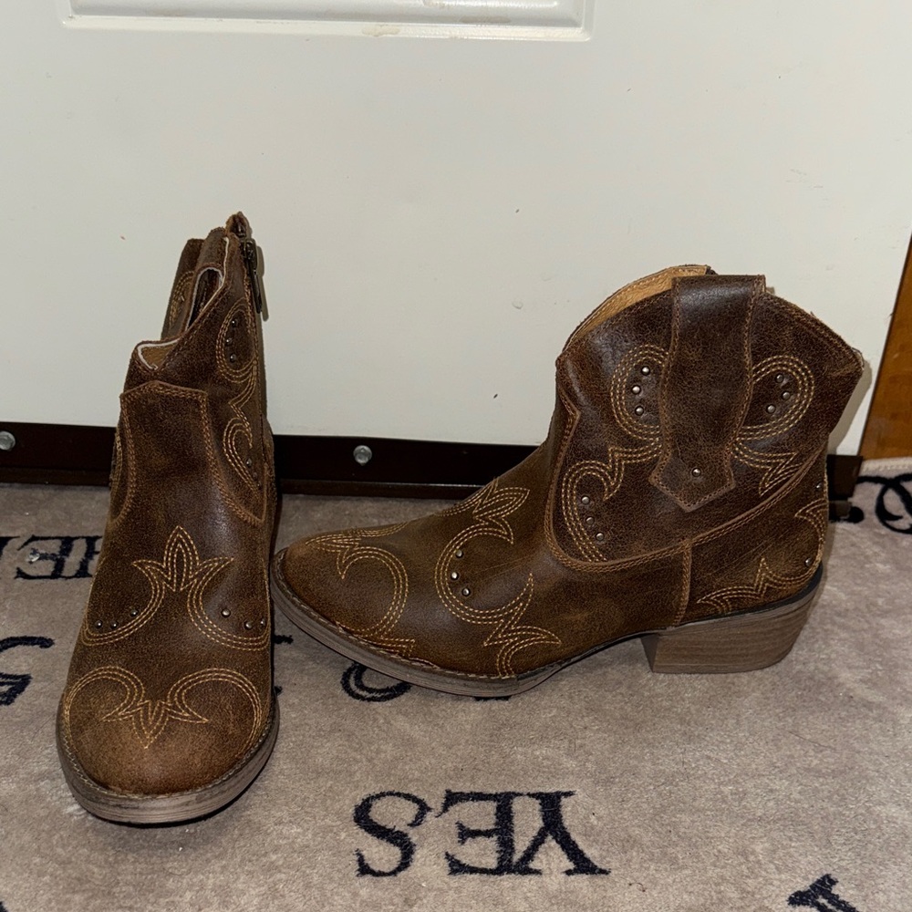 Sterling River Western Ankle Boots 7.5